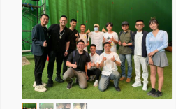 周星驰《女足》片场照曝光 疲态尽显：弯腰给粉丝签名！