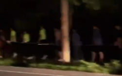 山东一地凌晨数十人蒙眼列队湖边走 到底怎么回事？