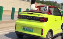 女童坐敞篷车抱住防滚支架 博主韩路怒斥：必须严惩家长!