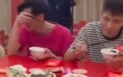 2个弟弟送姐姐出嫁 吃分家饭时憋笑 网友:两人“差点把饭喷对方脸上”!