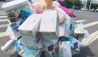配送员电动车严重超载 被大包裹“堆成小山” 山姆回应：需咨询第三方物流平台！