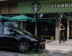 黑武士版理想i8官曝 李想本人当车模：手拿一杯星巴克！