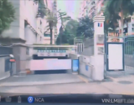 问界M9车主下地库误踩油门差点撞升降杆 小艺:请抬脚!