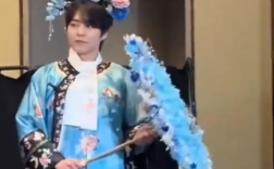 韩团EXO成员签售会扮格格造型 网友：为了卖专辑也是拼了!