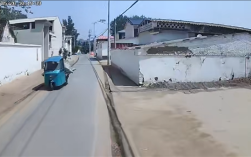 无人驾驶车掉入水沟向路人求救 大妈无奈：我也救不了你呀