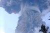 印尼勒沃托比火山喷发：烟柱高达18000米 形成完美蘑菇云!