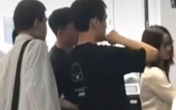 王虹回北大开讲座 韦东奕现场第一排听课！