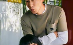 模特张亮与10岁女儿合拍杂志大片 网友：不就是天天戴假发的样子嘛！！