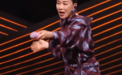 那英唱着唱着又笑场 直接演起了小品！