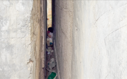 2岁女娃撵狗卡进15厘米墙缝 哭累了喝奶哄自己!