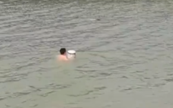 男子不熟悉水性抱水桶下河救人 网友点赞！
