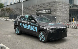 第六界来了！东风华为合作新车亮相街头：车身张贴“华为最强智驾”！