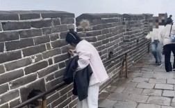 女子在长城刻字 游客拦都拦不住:警方已立案!