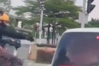 外卖员红绿灯口“卡点”直接将咖啡递给车里 网友：难度不亚于空间站对接！