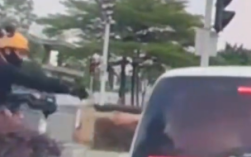 外卖员红绿灯口“卡点”直接将咖啡递给车里 网友：难度不亚于空间站对接！