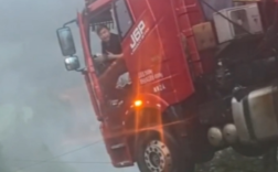 厦蓉高速大桥垮塌卡车司机被困空中 9分53秒施救全程视频曝光！