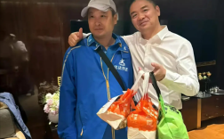 刘强东检查工作住酒店 点外卖给小哥1000元小费并合影！
