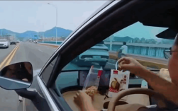 驾车时吃饭喝饮料 男子频繁炫耀智驾功能被查:罚款加扣分!