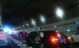 行车记录仪拍下10岁男孩跪地拦车救母感动全网 妈妈回应：儿子说害怕我没了！