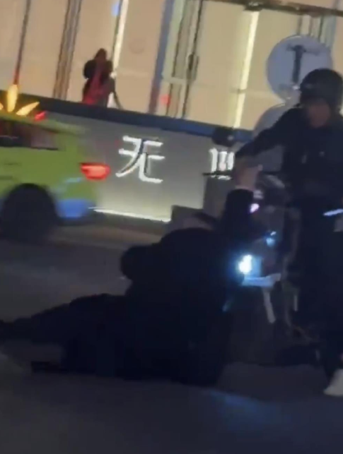 保安驱赶外卖员突然倒地被指假摔 物业:保安是被撞倒，衣服有破损！-图1