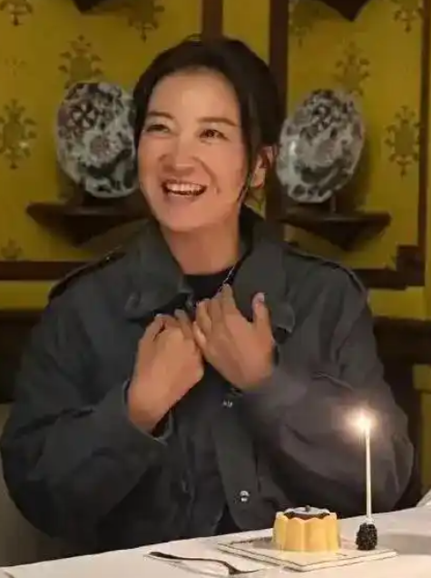 贾玲43岁庆生照曝光 本人超瘦 网友：谁说她复胖了？-第1张图片