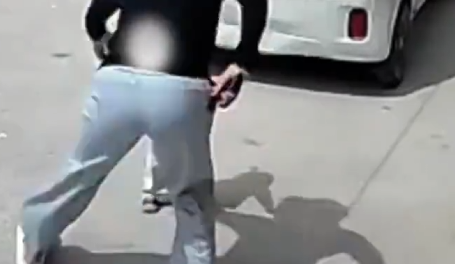 男孩把硬币塞进电车充电口被电 手指瞬间烧黑!-图1
