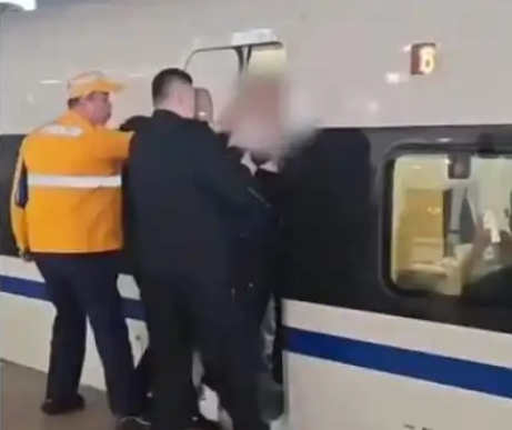 上海一女子阻挡高铁关门?假 突发身体不适被车门夹住！-图1