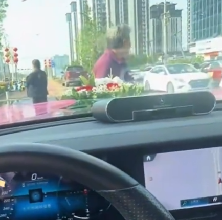 河南信阳一老人强拦婚车讨喜烟 被特警驱离！-图1