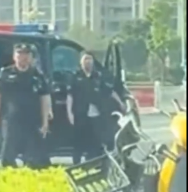 河南信阳一老人强拦婚车讨喜烟 被特警驱离！-图2