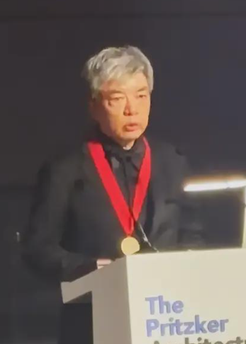 刘家琨普利兹克建筑奖领奖后感谢工作室3只小猫 表示“撸猫爽”！-图1