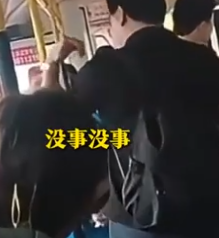 高三男生成绩下滑在公交上崩溃大哭 周围乘客纷纷安慰！-图1