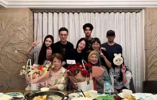 S妈晒合照 具俊晔身形暴瘦！-图1