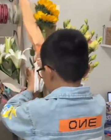 利用AI加编程技能制作卖花小程序 男孩母亲节帮妈妈卖空花店！-图1