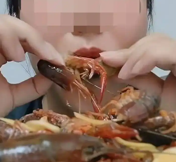 女子吃生腌小龙虾 吸虾头惊呆网友 医生提醒！-图1