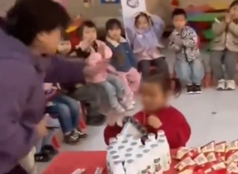 小朋友摘掉生日帽被老师打额头  网友愤怒！-图1