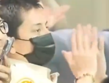 王大陆台下看表演被拍 疯狂躲镜头 在颁奖环节假装趴着睡觉！-图1
