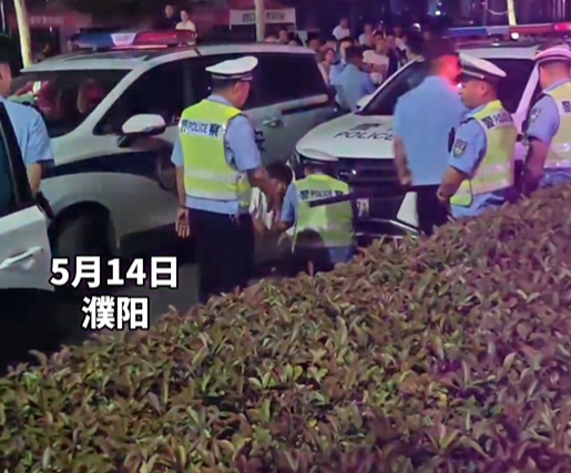 男子为躲查酒驾钻入警车车底 目击者：3个多小时不出来！-图1
