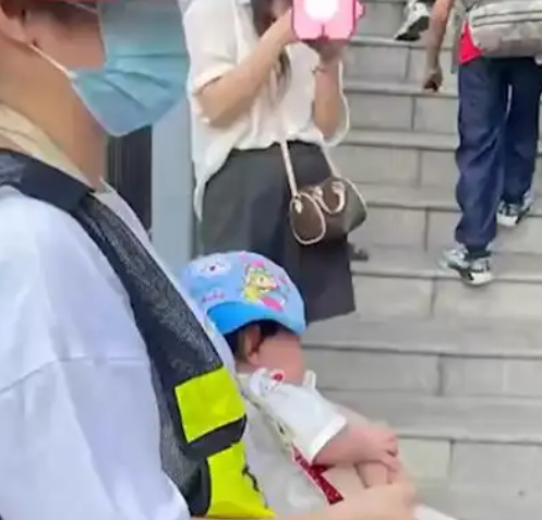 百色教育局通报家长抱婴儿站护学岗：已责成学校整改！-图1