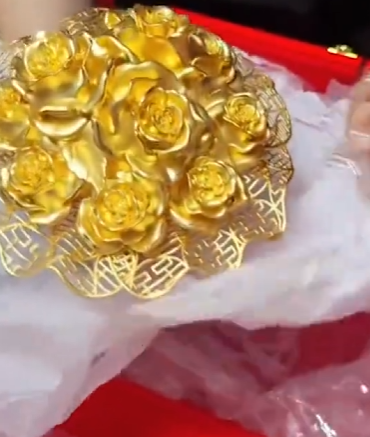 女子用180克黄金手捧花做陪嫁 意义非凡打算传承下去！-图1