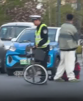 沈腾小品《扶不扶》具象化了 网友:怎么春晚现在就开始彩排了?-图1