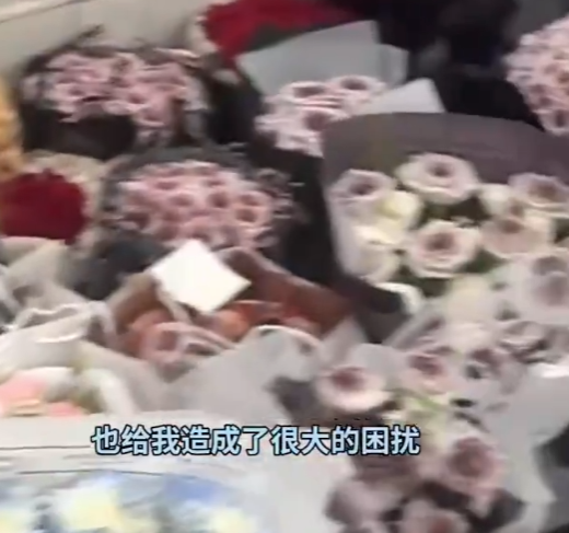 女生520收一屋子花 准备晚上摆摊去卖掉！-图1