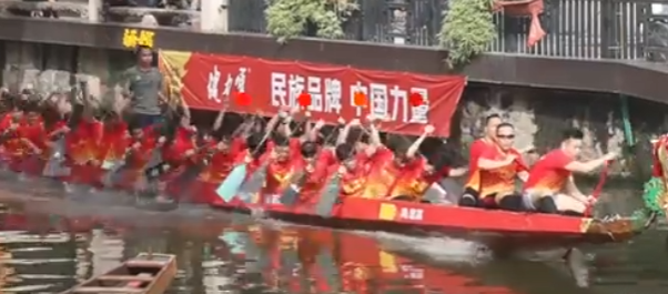 肾上腺素冲上顶端！龙舟漂移赛压弯竞速能把屈原看醒-图1