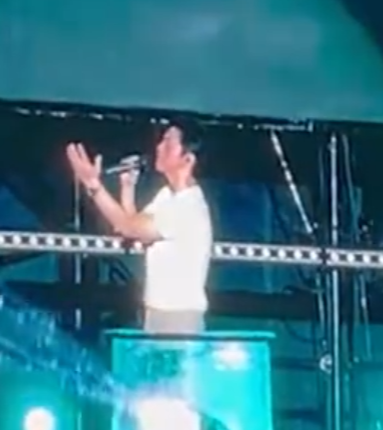 李健演唱会遇暴雨全程不打伞 现场2.2万余名观众却热情不减！-图1