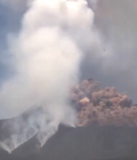 欧洲最高活火山喷发 形成千米高火山羽流 50公里外能听到爆炸声!-图1