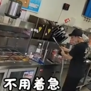 骑手安慰因订单多崩溃的女店员 客服回应！-图1