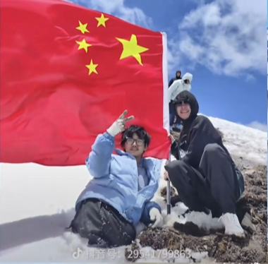 21岁截肢小伙靠手登顶4000米雪山 此前还曾救一名轻生女孩！-图1