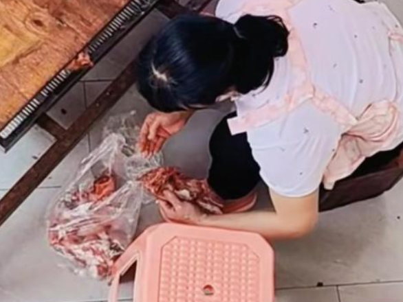 商家偷往猪肉上抹硼砂 拍摄者回应！-图1