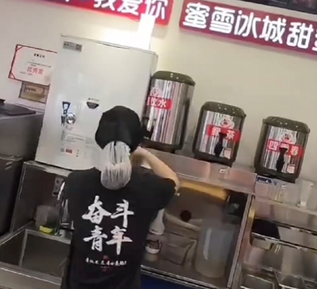 蜜雪冰城女店员不是因为爆单累哭的 到底怎么回事-图1
