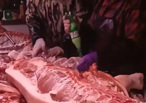猪肉撒硼砂是旧视频?市场方澄清撒的是盐！-图1