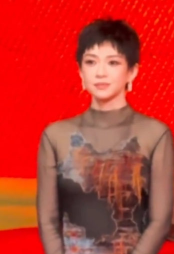 章子怡亮相上影节红毯 短发造型好飒!-图1